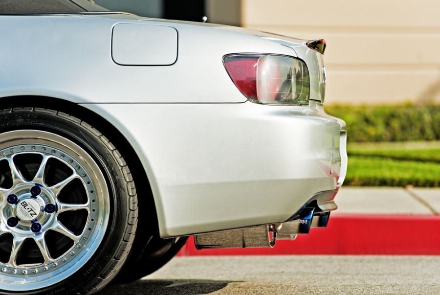 Megan Racing Universal Exhaust M-VO Muffler 3.5" Tip/2.4" Inlet Silver Chrome Rolled Blue Tip